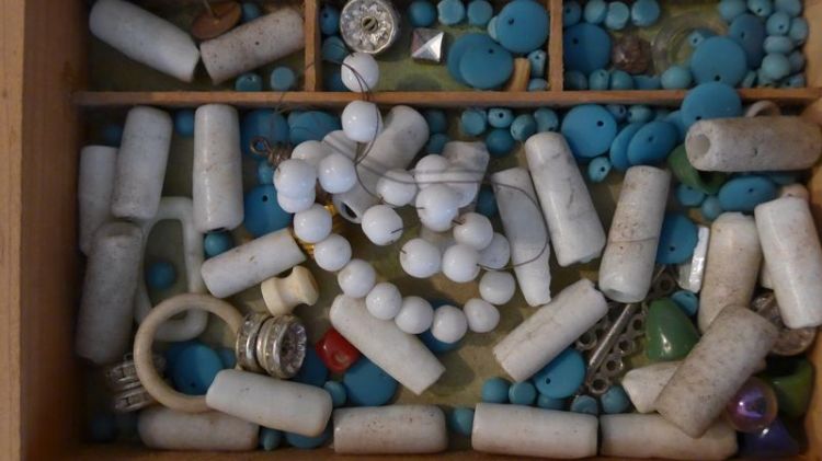 Elle faisait aussi des colliers en plus des chapelets de mots