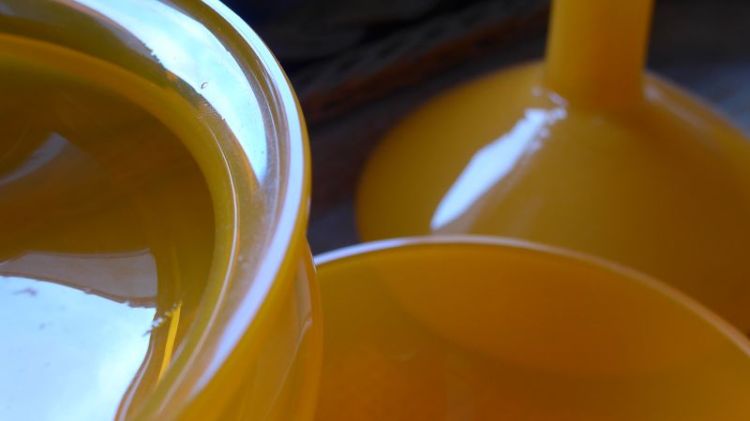 Reflets dans un verre jaune