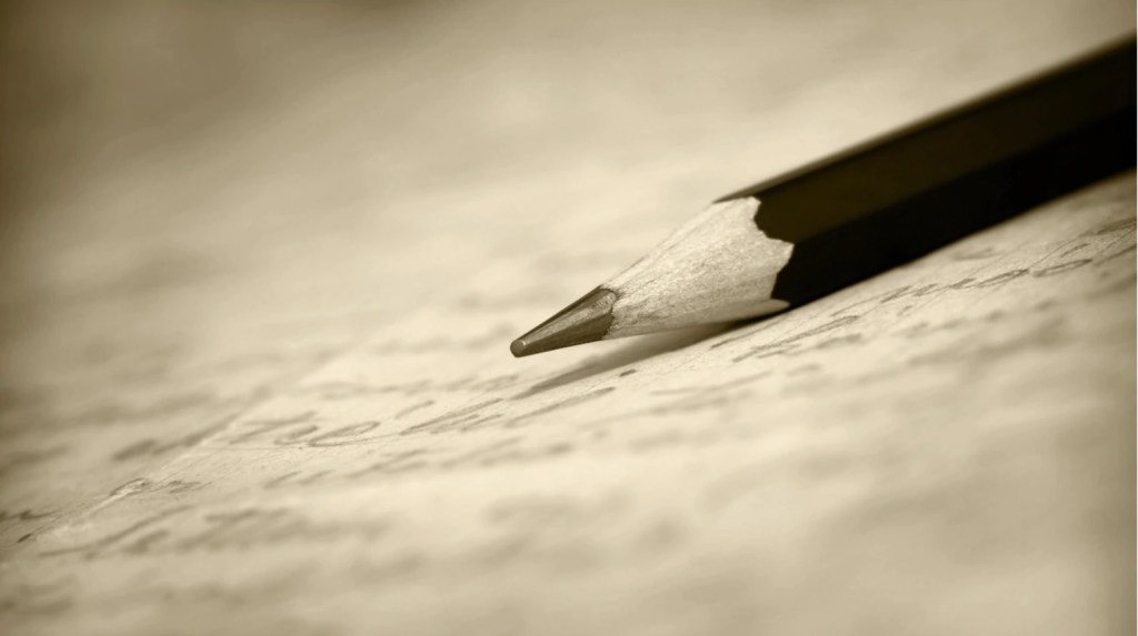 Personnes jetant joyeusement des feuilles en l'air dans une salle de spectacle